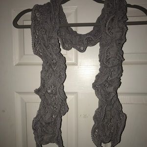 Scrunchy gray scarf